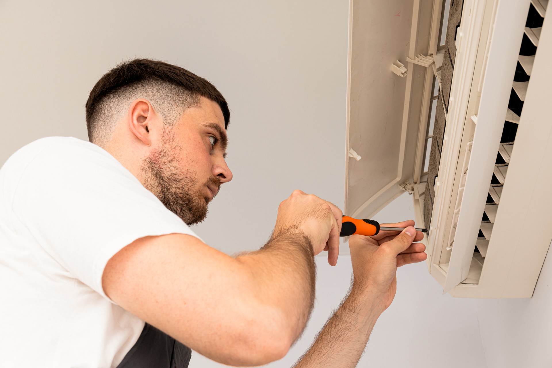 Installateur De Thermopompe Male Master And Air Conditioner Air Conditioner R 2026 01 09 07 53 07 Utc